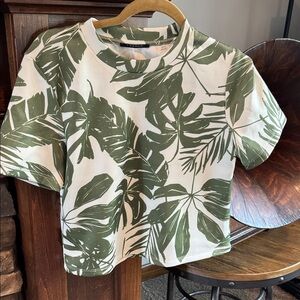 Tahari Green and White Leaf Print Short Sleeve Tee